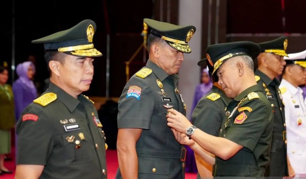 Kepala Pusat Penerangan (Kapuspen) TNI yang baru Brigjen TNI Kristomei Sianturi (tengah) dan mantan Kapuspen TNI Mayjen TNI Hariyanto (kiri) dalam upacara sertijab di Mabes TNI, Cilangkap, Jakarta Timur, Kamis (20/3/2025). Foto: Puspen Mabes TNI/am.