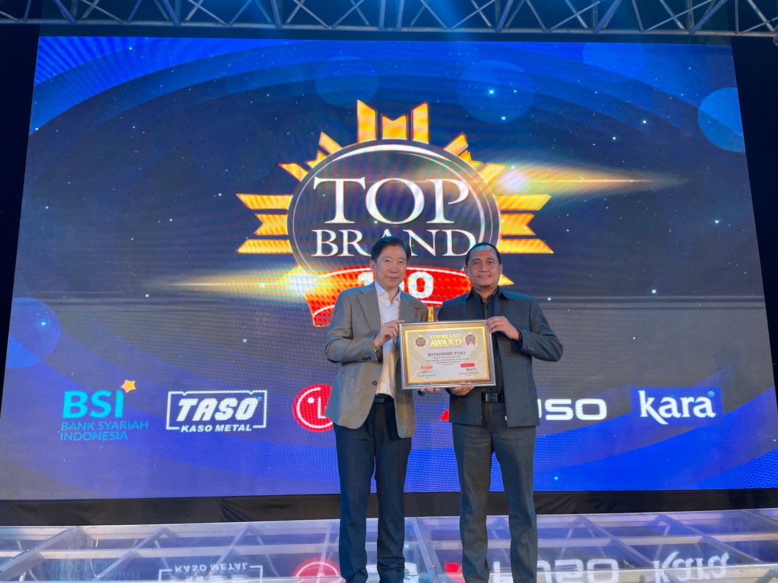 Mitsubishi Fuso meraih penghargaan Top Brand 100 Award 2025. Foto: dok. KTB