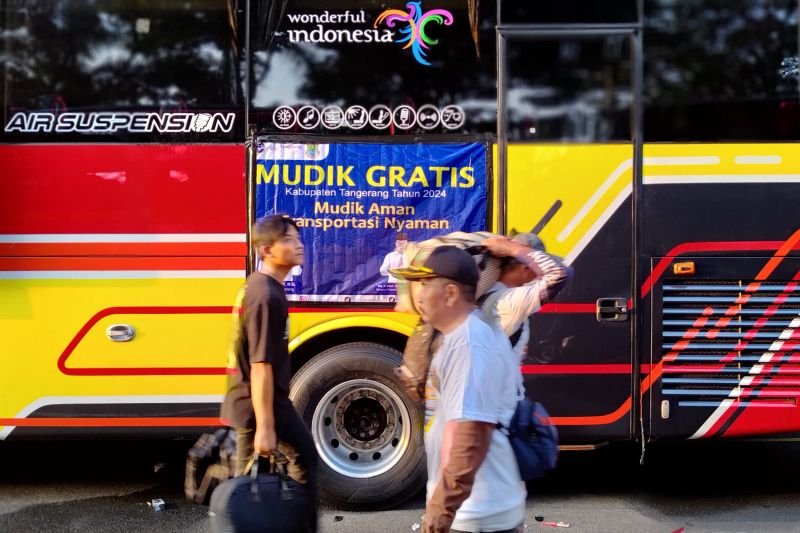 Ilustrasi - Pemudik mengangkut barang bawaan yang hendak diangkut ke dalam bus dalam program mudik gratis 2024. Foto: ANTARA