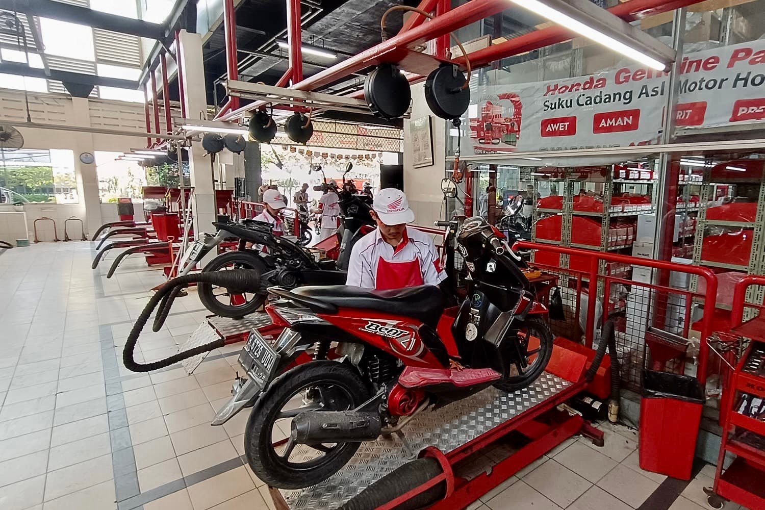 PT Wahana Makmur Sejati (WMS) hadirkan promo Berkah Mudik di bengkel AHASS Jakarta-Tangerang. Foto: dok. WMS