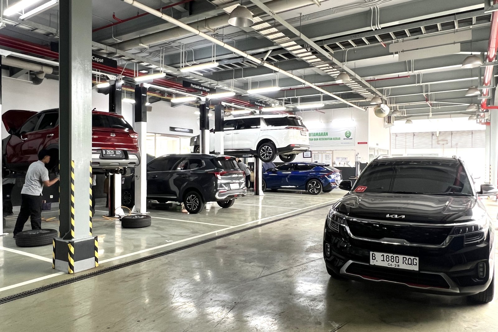 Para pelanggan Kia dapat menikmati promo diskon jasa, suku cadang, dan oli di seluruh bengkel resmi Kia dalam program 'Movement to Fitr'. Foto: dok. Kia