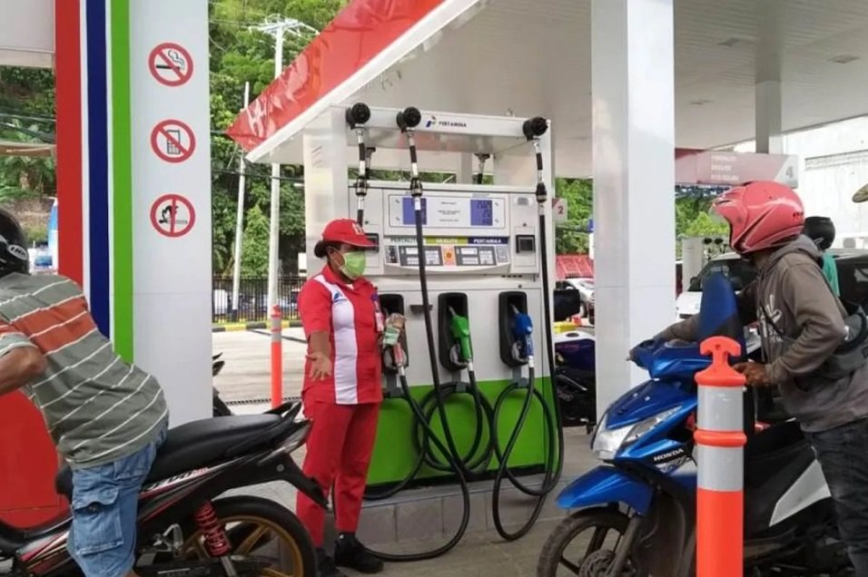 Ilustrasi. Suasana pengisian BBM di salah satu SPBU di Kota Jayapura, Papua. Foto: Pertamina