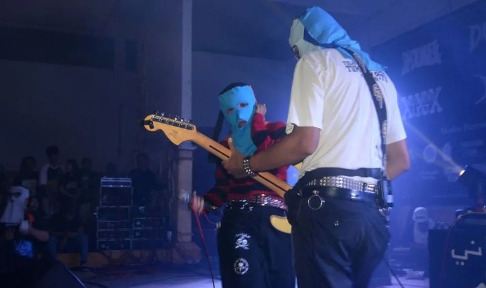 Gitaris dan electroguy Sukatani band Muhammad Syifa Al Lufti (kanan) dan vokalis Novi Chitra Indriyati (kiri) memainkan lagu saat konser Crowd Noise di Slawi, Kabupaten Tegal, Jawa Tengah, Minggu (23/2/2025) malam. Sukatani band yang berasal dari Purbalin