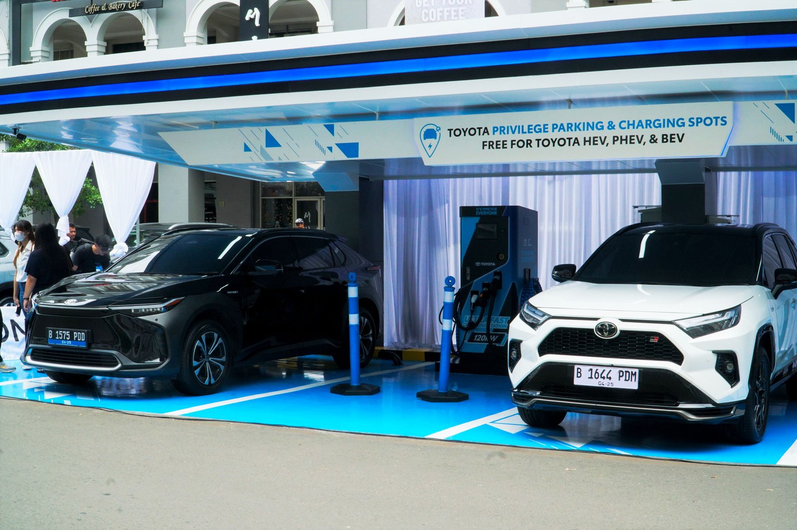 Toyota menghadirkan fasilitas Privilege Parkir Gratis dan Charging Spot di Mall of Indonesia, Jakarta, Selasa (18/3). Foto: dok. TAM