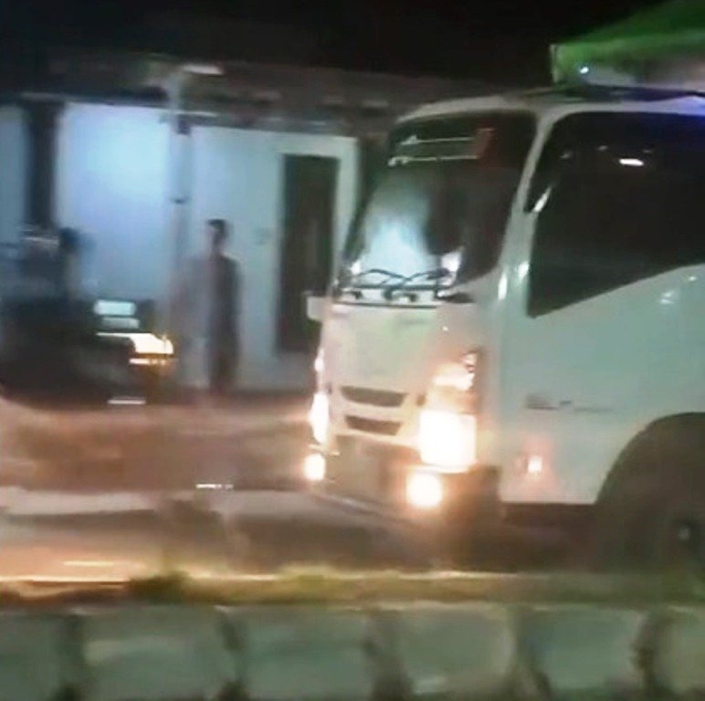 Nekat, Konvoi Truk Lawan Arus di Paser Kaltim