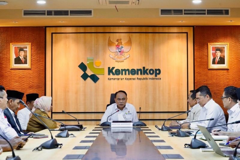 Menkop Bahas Kopdes Merah Putih dengan Asosiasi Pemdes