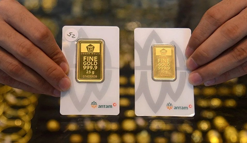 Pedagang memperlihatkan emas produksi PT Aneka Tambang Tbk (Antam) di pusat perdagangan logam mulia Pasar Aceh, Banda Aceh, Kamis (18/4/2024). Foto: ANTARA