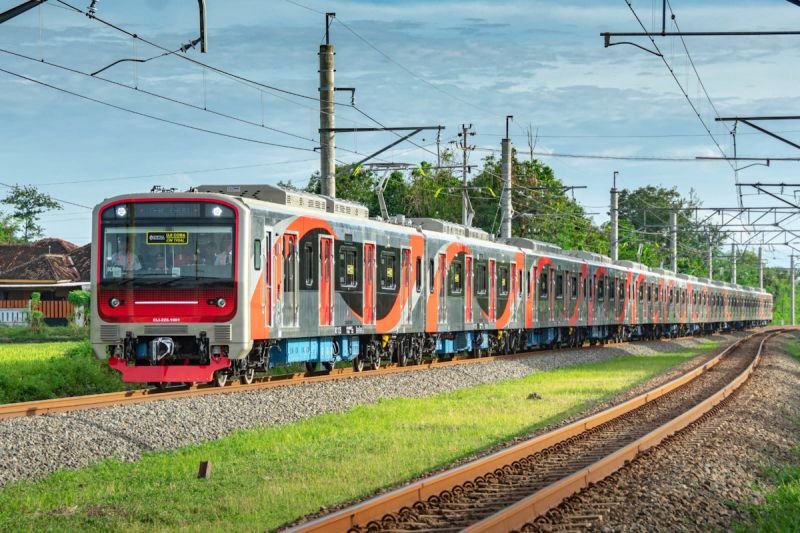 KRL Lintas Jabodetabek Buatan INKA Diuji Coba