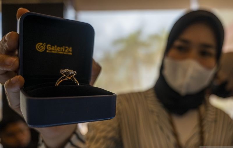 Pegawai menunjukkan cincin emas bertahtakan berlian di PT Pegadaian. Foto: ANTARA