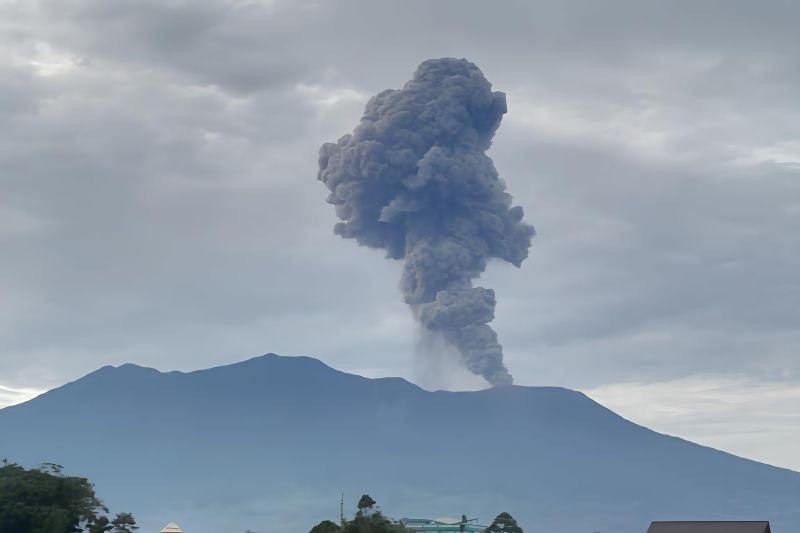 Gunung Marapi Erupsi Tiga Hari Berturut-turut, Kolom Abu Capai 1.500 Meter