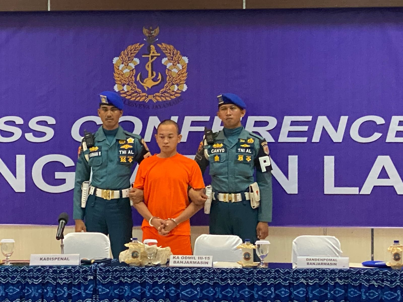 Mabes TNI menggelar Press konferensi mengenai kasus pembunuhan yang dilakukan prajurit TNI AL terhadap wartawati di Banjarbaru, Selasa (8/4).
