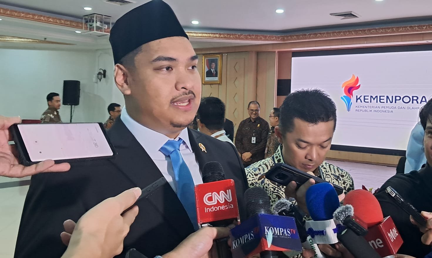 Menpora Dito Ariotedjo saat memberikan keterangan mengenai makna logo kepada awak media di Wisma Kemenpora, Senayan, Jakarta, (17/4).