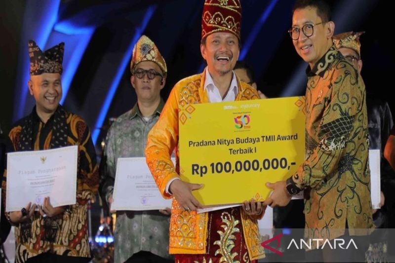 Wakil Gubernur Kalimantan Selatan H. Hasnuryadi Sulaiman menerima penghargaan Pradana Nitya Budaya TMII Award Terbaik I senilai Rp100 juta dari Menteri Kebudayaan RI, Fadli Zon, dalam perayaan HUT ke-50 Taman Mini Indonesia Indah (TMII) di Jakarta Timur,