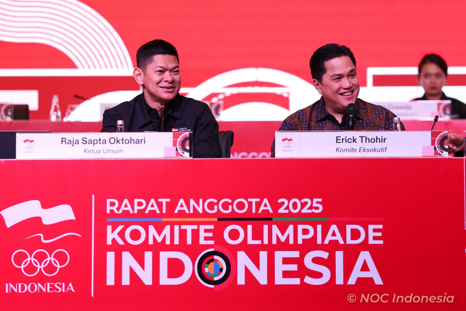 Ketua Umum NOC Indonesia, Raja Sapta Oktohari (kiri), bersama Komite Executive NOC Indonesia yang sekaligus sebagai Ketua Umum PSSI, Erick Thohir, saat bersama dalam Rapat Anggota NOC Indonesia 2025 di Hotel Fairmont, Jakarta, Selasa (22/4). Foto: NOCIndo