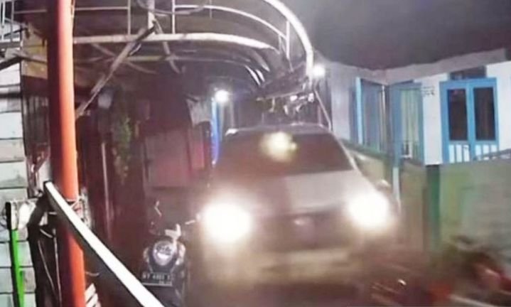 Mobil Hantam Motor & Rumah, Polisi Temukan Alat Isap Sabu