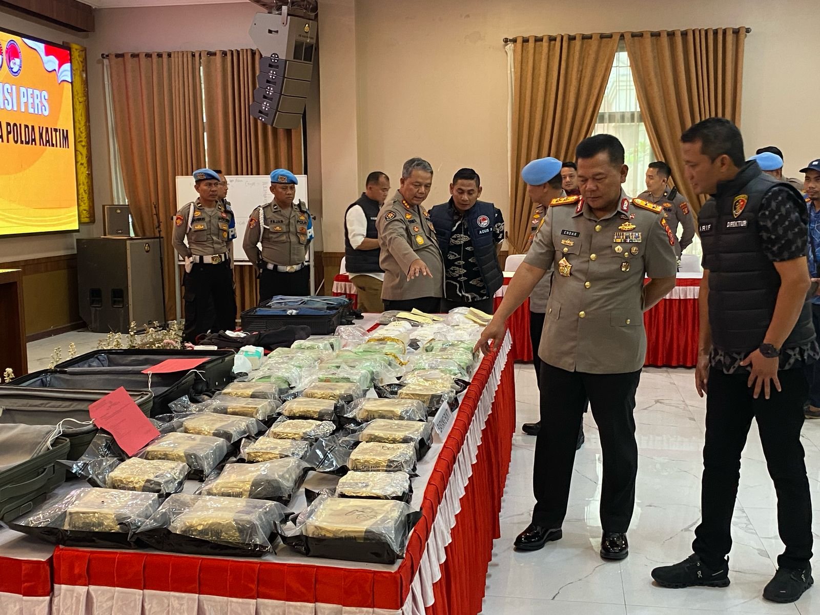 Polda Kalimantan Timur membongkar empat kasus besar peredaran narkoba dengan total barang bukti mencapai lebih dari 35 kilogram berbagai jenis narkotika dalam 10 hari.