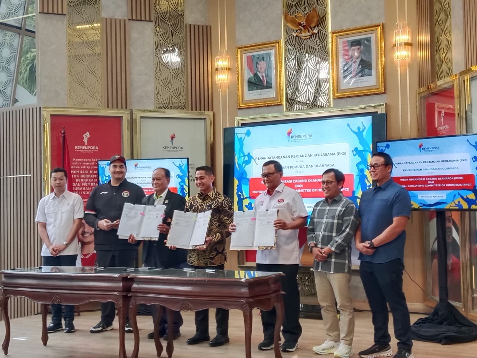 Menteri Pemuda dan Olahraga (Menpora) Dito Ariotedjo (kedua dari kiri) saat menyalurkan bantuan dana tahap kedua senilai Rp210 miliar kepada 15 Induk Organisasi Cabang Olahraga (IOCO) dan National Paralympic Committee of Indonesia (NPCI) di Media Center K