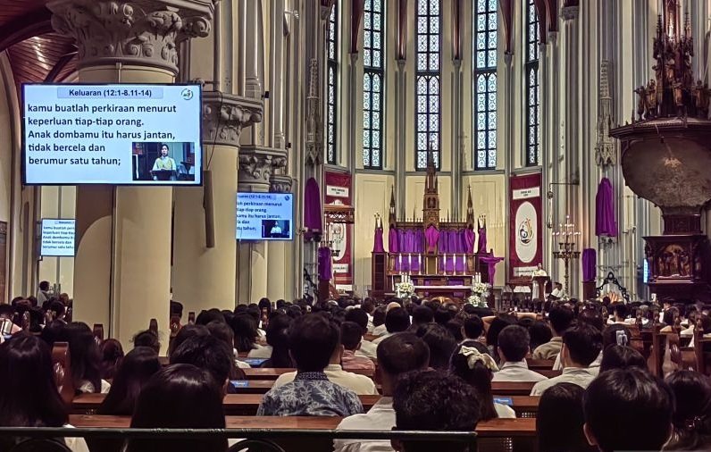 Kamis Putih di Gereja Katedral Jakarta: Simbol Kasih dan Pelayanan Yesus