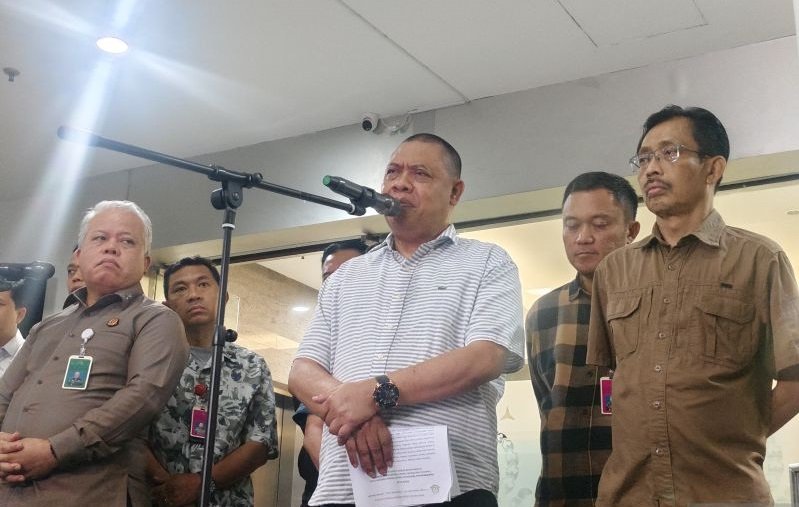 Direktur Penyidikan pada Jampidsus Kejagung, Abdul Qohar (tengah) berbicara dalam konferensi pers di Gedung Kejaksaan Agung, Jakarta, Senin (14/4/2025). Foto: Kejaksaan Agung RI