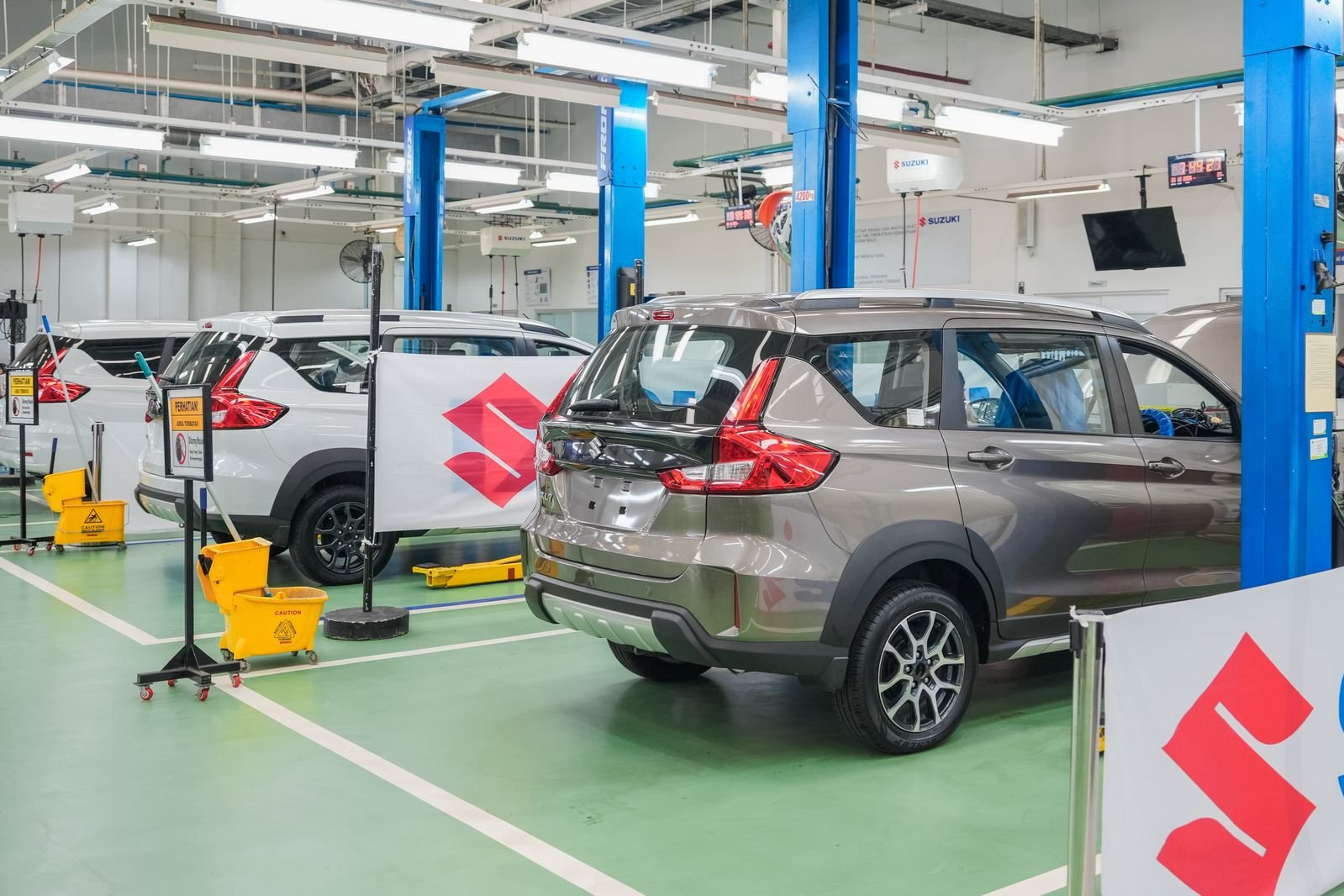 Sejumlah mobil yang service di Bengkel Resmi Suzuki. Foto: dok. SIS