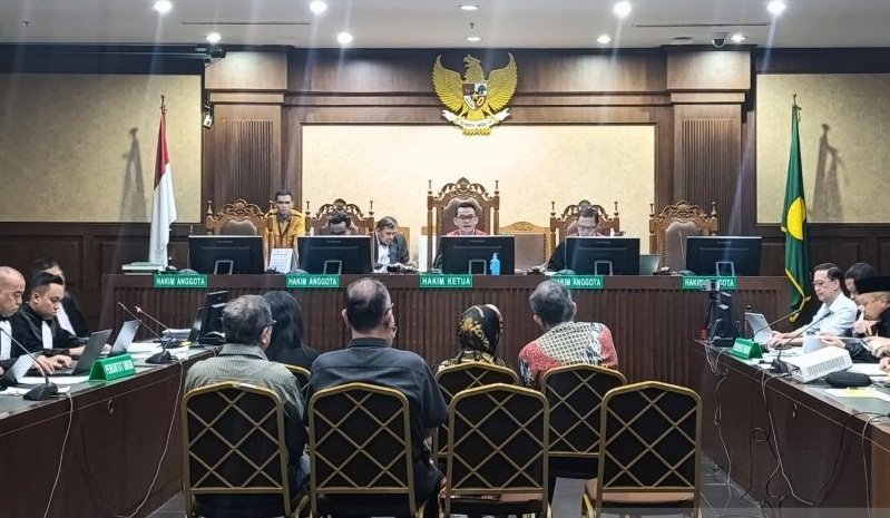 Hakim Ketua Dennie Arsan Fatrika (tengah) saat menetapkan hakim pengganti dalam sidang pemeriksaan saksi kasus dugaan korupsi importasi gula di Pengadilan Tipikor Jakarta, Senin (14/4/2025). Foto: ANTARA
