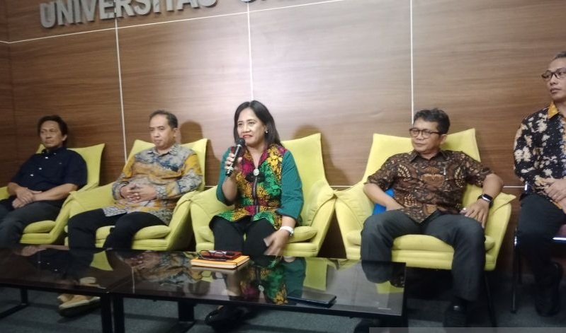 Wakil Rektor Bidang Pendidikan dan Pengajaran UGM Prof. Wening Udasmoro (tengah) saat konferensi pers di Kampus UGM, Yogyakarta, Selasa (15/4/2025). Foto: ANTARA