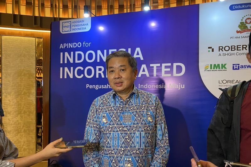 Ketua Bidang Industri Manufaktur Apindo Adhi Lukman menjawab pertanyaan wartawan di Jakarta, Senin (14/4/2025). Foto: Antara