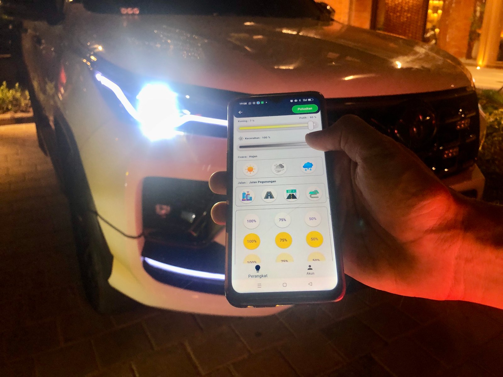 Bi-LED Projector Autovision Dakar Carbon RSi hadirkan keunggulan pengoperasian hanga lewat smartphone. Foto: apakabar.co.id/DF