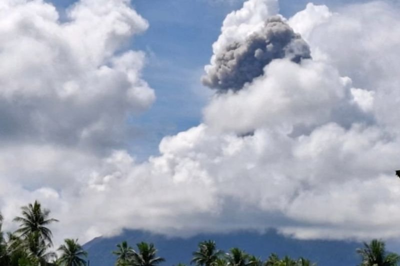 Gunung Ibu Erupsi, Abu Vulkanik Membumbung 800 Meter