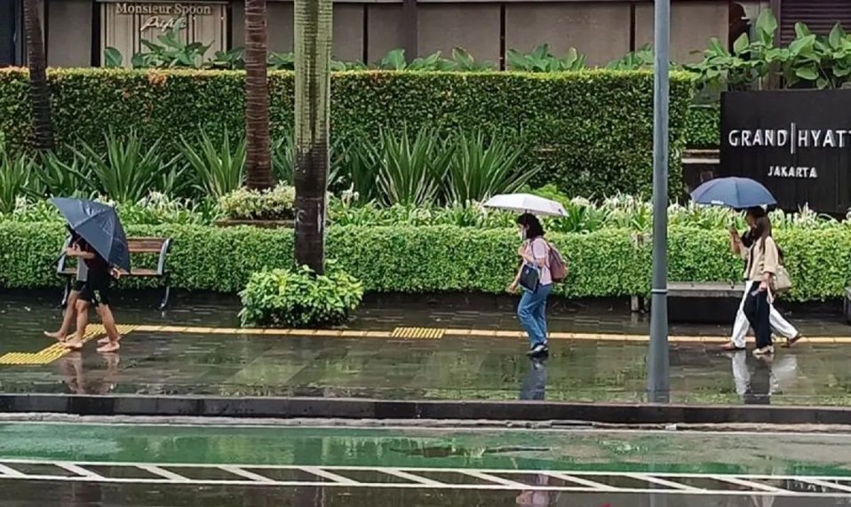 Jakarta Diguyur Hujan Ringan Sepanjang Sabtu, Warga Diminta Siaga