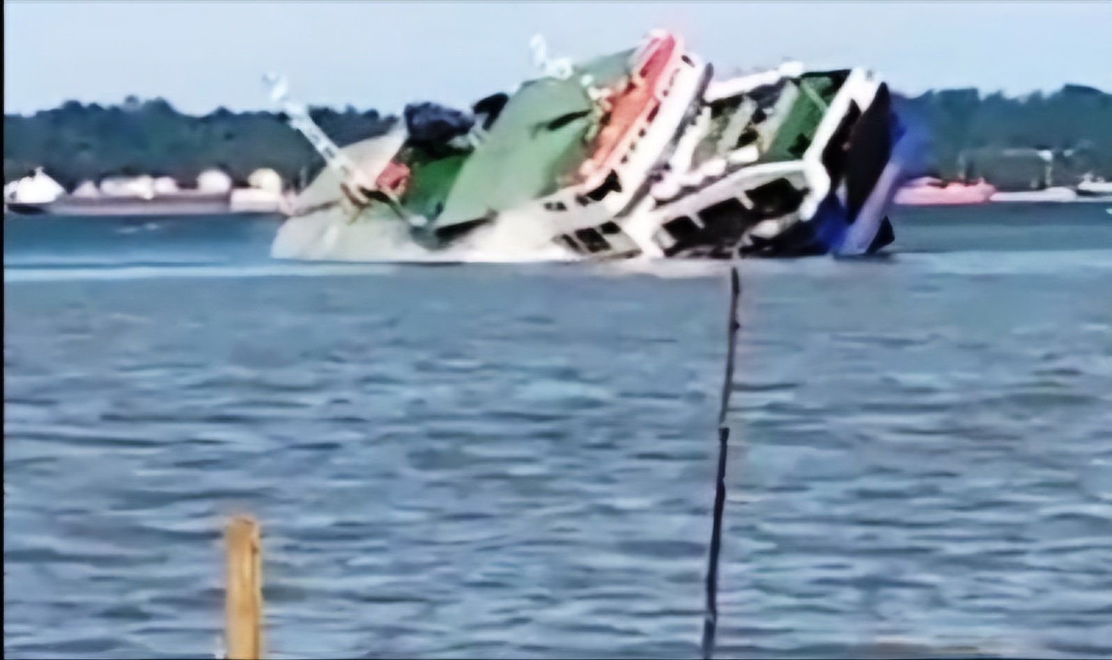 Kapal feri Muchlisa tenggelam di perairan Kalimantan Timur.