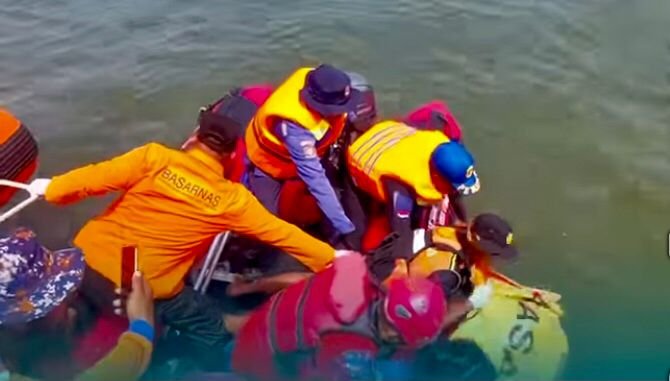 Korban kedua kapal feri karam di Penajam akhirnya ditemukan, Rabu (7/5). Foto: Antara
