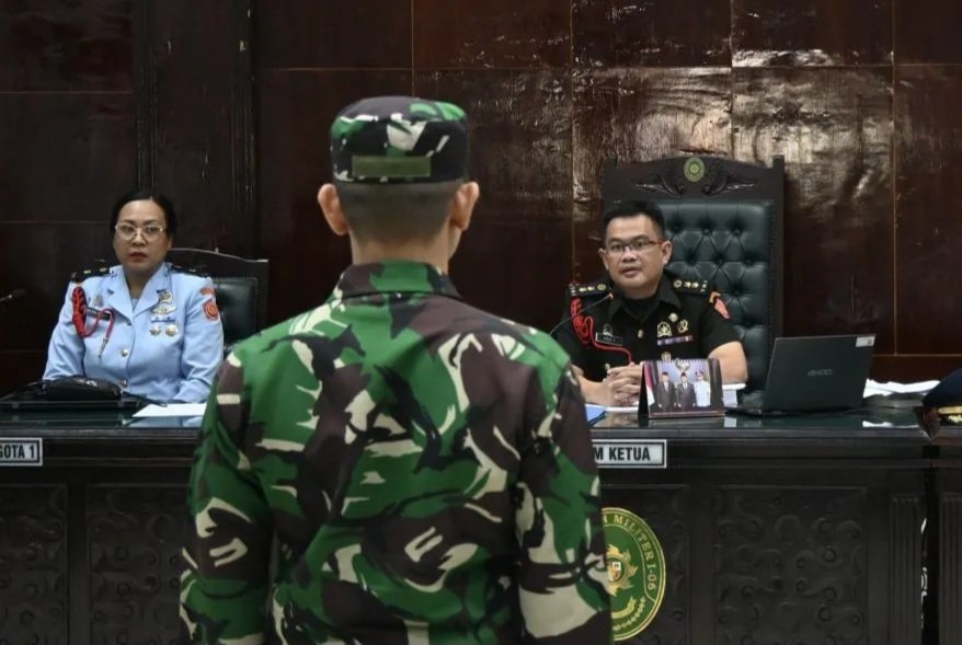 Terdakwa Kelasi Satu Jumran (berdiri) di hadapan majelis hakim usai mengikuti agenda pemeriksaan saksi dalam sidang kasus pembunuhan jurnalis Juwita di Banjarbaru. Foto: Antara