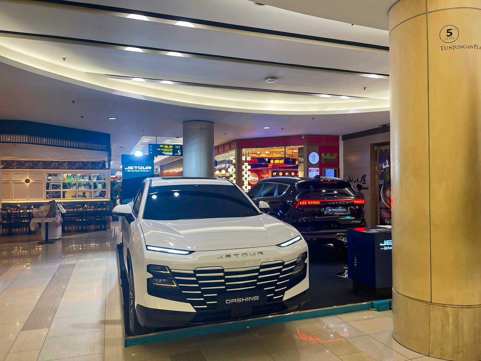 Jetour Dashing dan X70 Plus menyapa pengunjung Tunjungan Plaza Surabaya. Foto: dok. Jetour