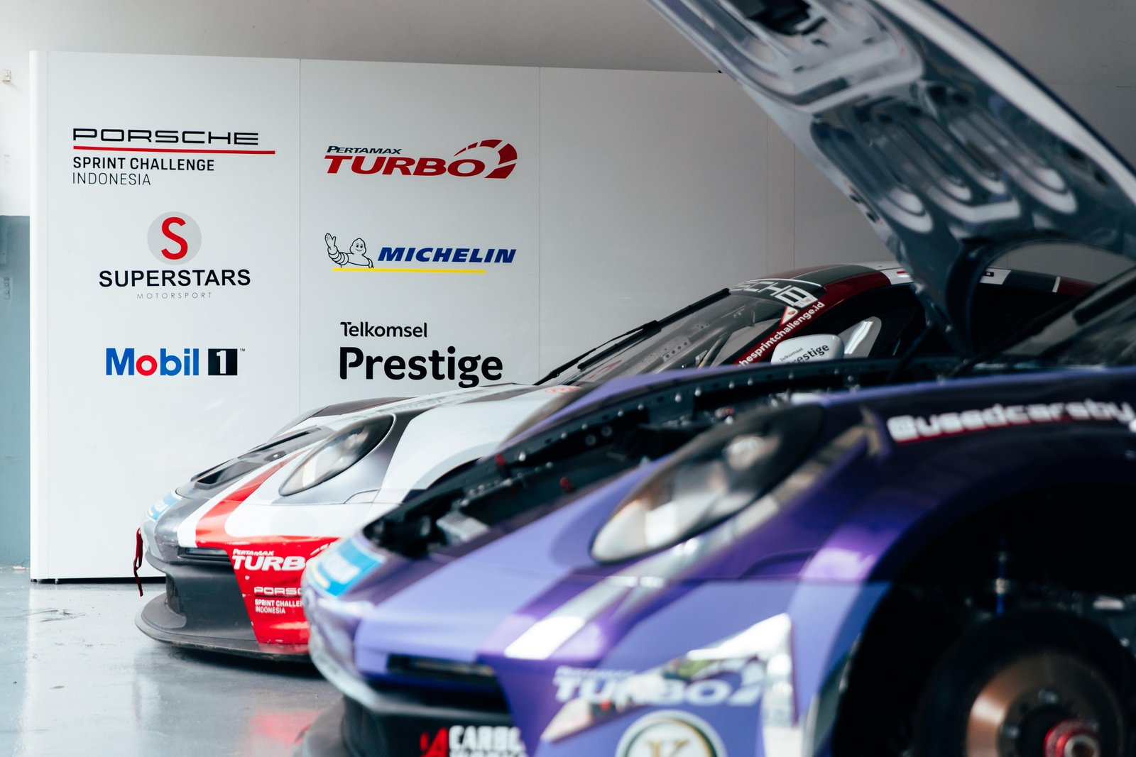 Mobil Lubricants Indonesia resmi menjalin kerjasama dengan ajang balap Porsche Sprint Challenge Indonesia musim 2025. Foto: dok. PT EMLI