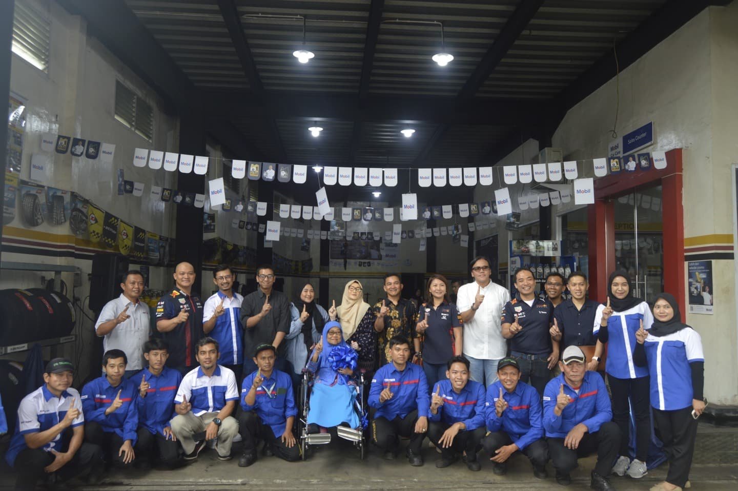 Mobil Lubricants bersama Bengkel Trijaya Ban Cibubur meresmikan jaringan terbaru Mobil Car Care pada kuartal 1 tahun 2025. Foto: dok. PT EMLI