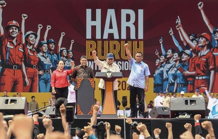 Presiden Prabowo Subianto (ketiga kiri) didampingi Presiden Konfederasi Serikat Pekerja Indonesia (KSPI) dan Presiden Partai Buruh Said Iqbal (kedua kiri), Presiden Konfederasi Serikat Buruh Seluruh Indonesia (KSBSI) Elly Rosita Silaban (kiri), dan Ketua