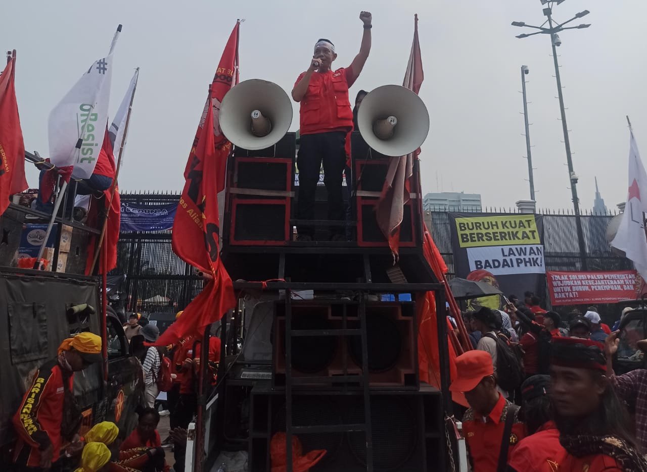 Ketua Umum Konfederasi Persatuan Buruh Indonesia (KPBI) Ilhamsyah, salah satu konstituen di dalam aliansi Gerakan Buruh Bersama Rakyat (GEBRAK) menyampaikan orasi politiknya di Hari Buruh Internasional di depan Gedung Parlemen Senayan, Jakarta, Kamis (1/5