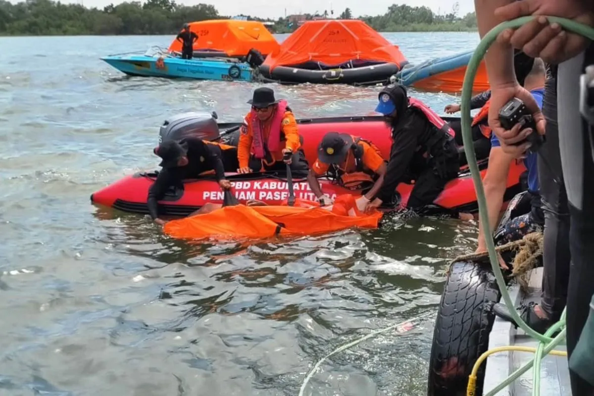 Tim sar menemukan korban kapal feri Muchlisa di Pelabuhan Semayang Kota Balikpapan, Selasa (6/5). Foto: Anatara