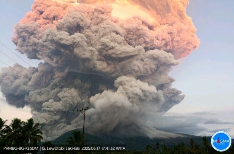 Gunung Lewotobi Laki-Laki Berstatus Awas, Warga Diminta Waspada