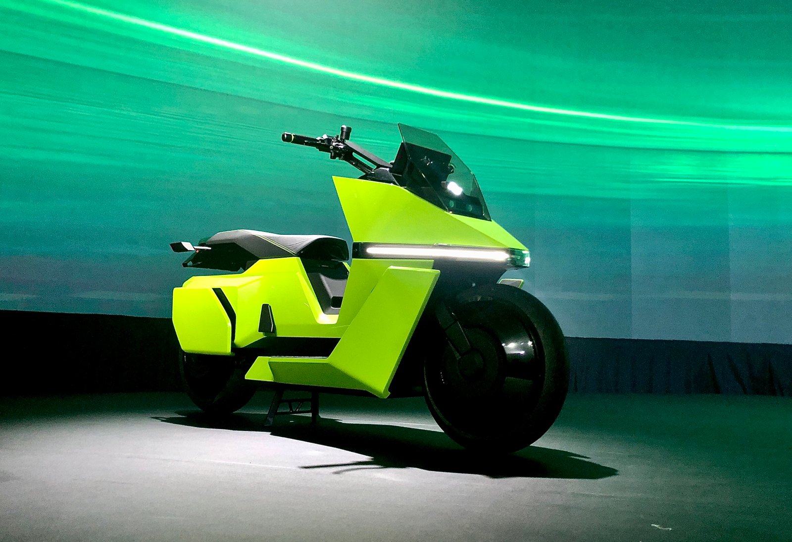 Omoway Perkenalkan Motor Listrik Futuristik di Indonesia, Bisa Jalan Sendiri