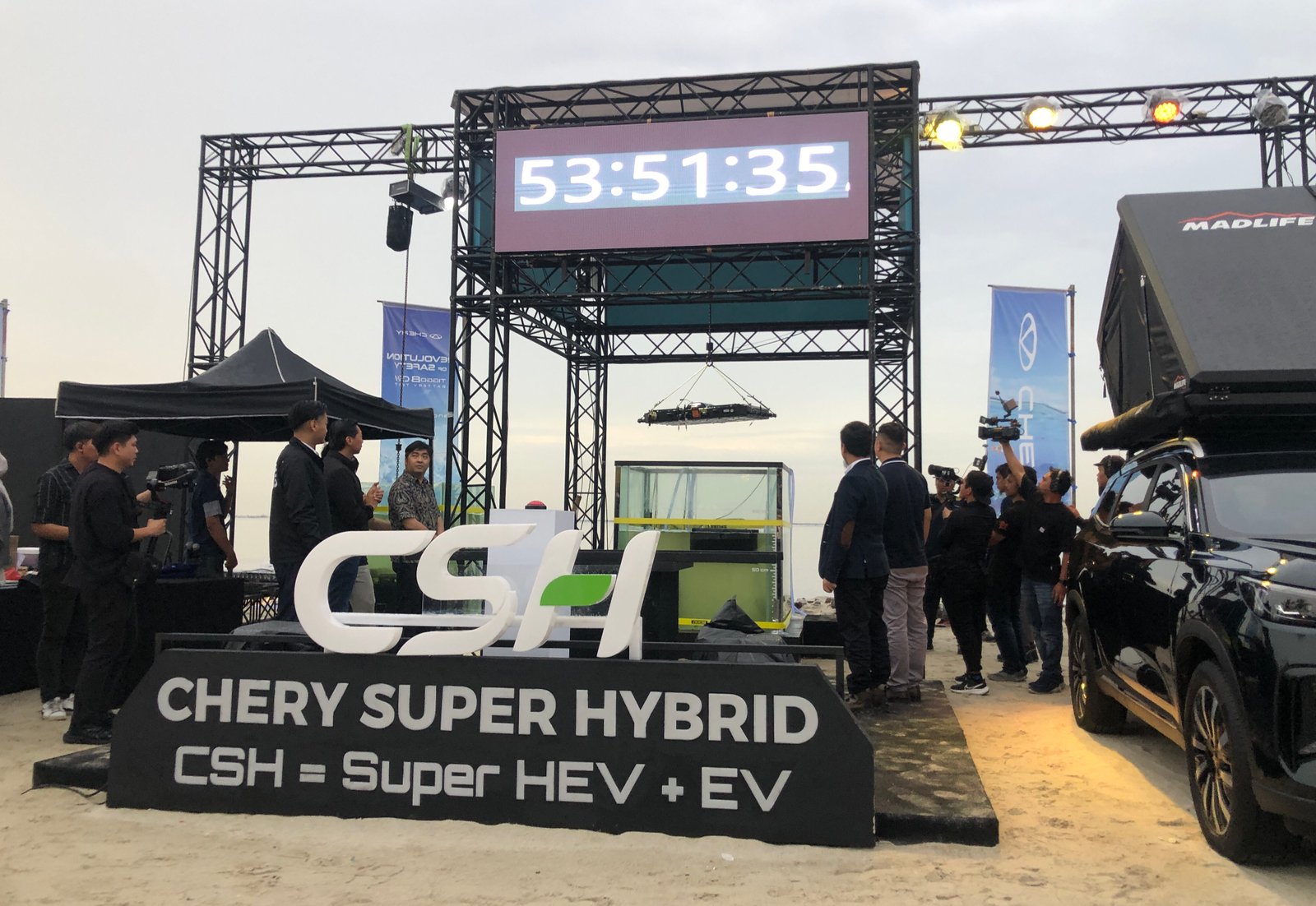 Prosesi pengangkatan baterai Chery Tiggo 8 CSH yang telah direndam air laut selama lebih dari 53 jam. Foto: apakabar.co.id/DF