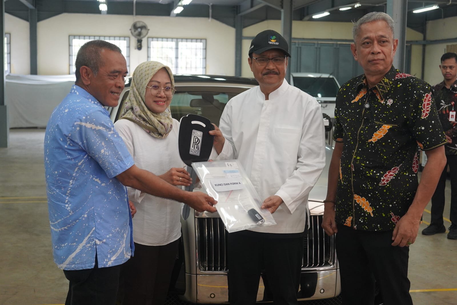 Kemensos Serahkan Rolls Royce Hasil Lelang Senilai Rp2,5 Miliar untuk Program Sosial