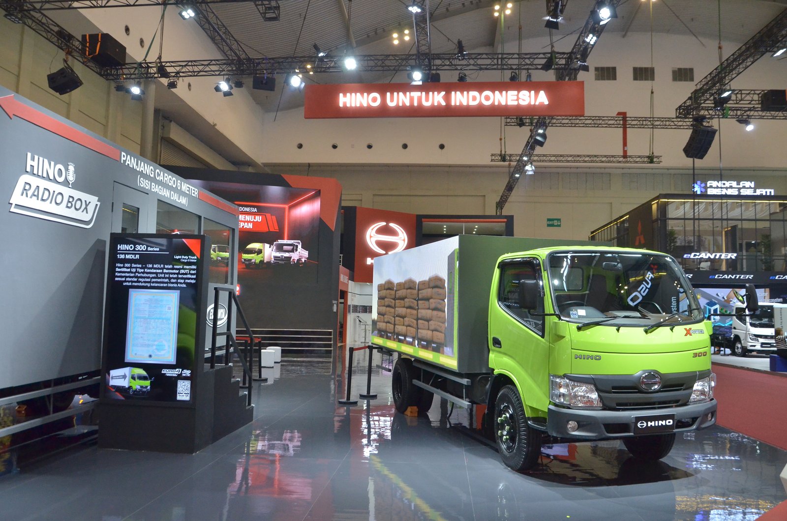 Hino menggelar Bodymaker Awarding di GIIAS 2025. Foto: apakabar.co.id/BS