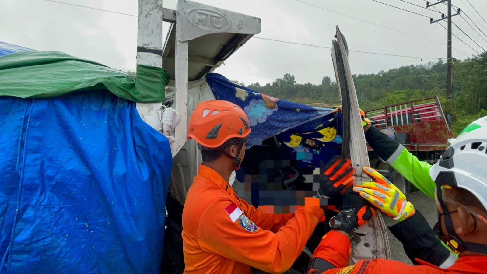 Evakuasi Tragis Sopir Truk Tabrak Antrean SPBU di Balikpapan