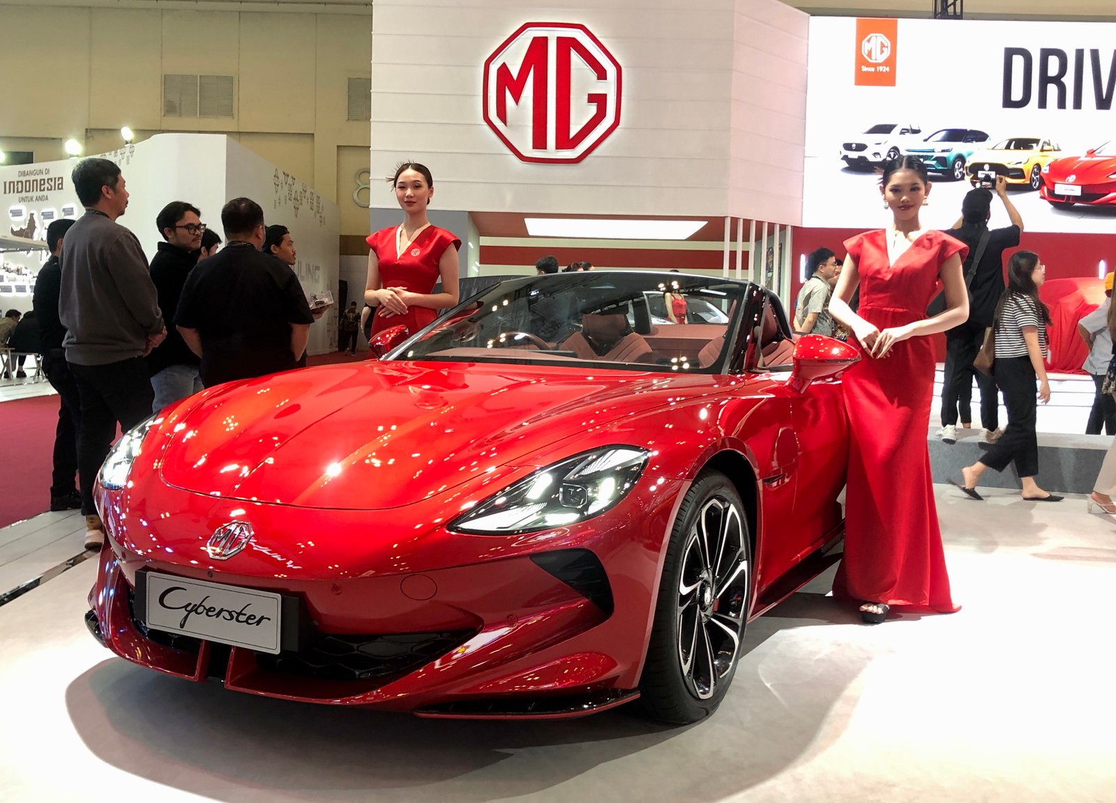MG4 EV Edisi Terbatas dan MG Cyberster Terbaru Dirilis di GIIAS 2025, Harganya?