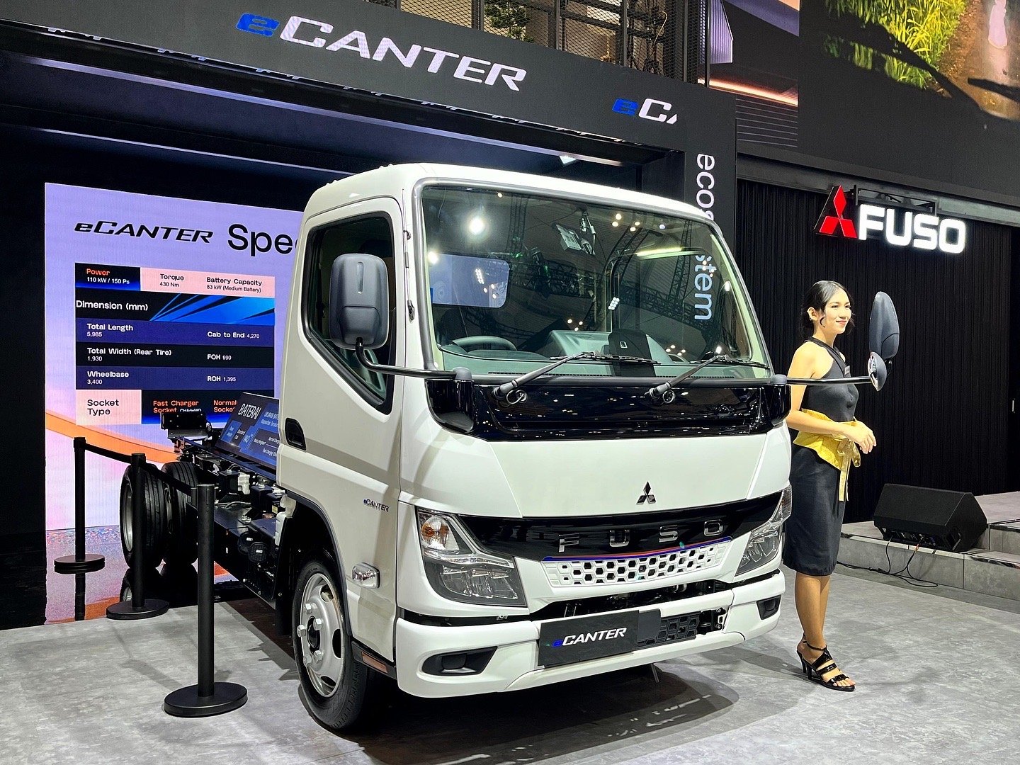 Rayakan 55 Tahun, Mitsubishi Fuso Hadirkan Truk Mobile Charging eCanter dan Tractor Head 4x2 Terbaru di GIIAS 2025