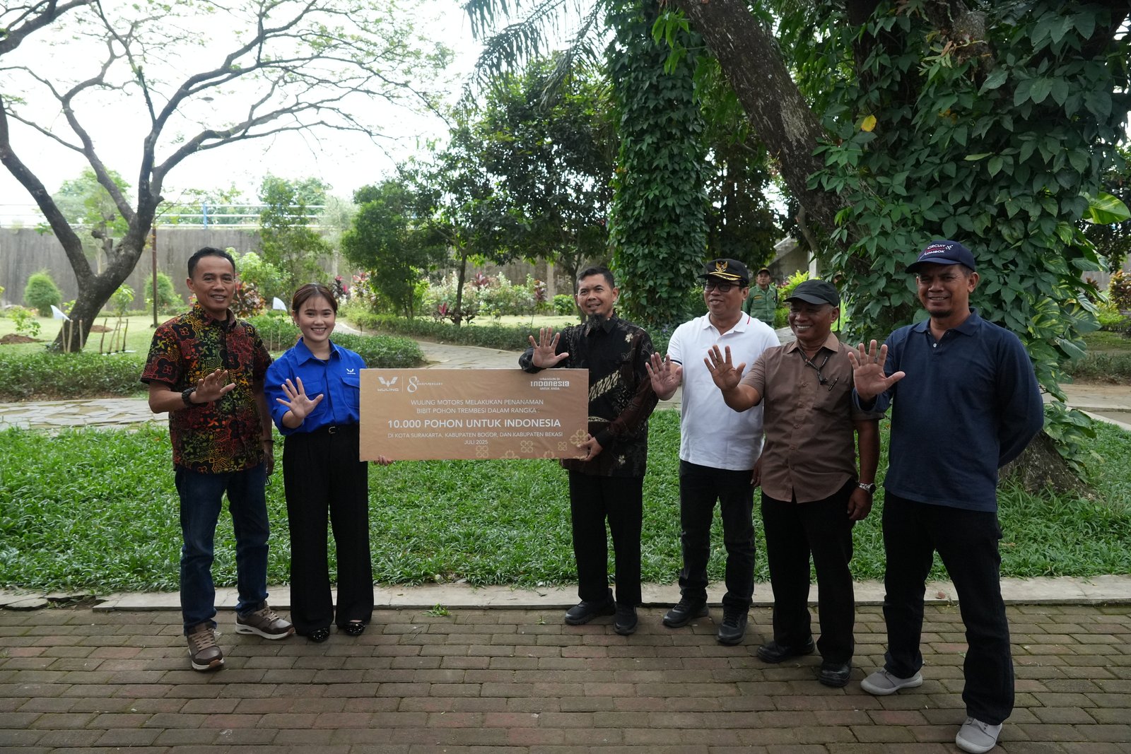 Penanaman 1.000 pohon trembesi dilakukan oleh Wuling di Kota Surakarta pada 5 Juli 2025. Foto: dok. Wuling