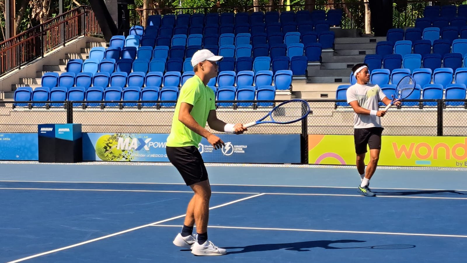 Pasangan gado-gado Indonesia-Amerika Serikat, Anthony Susanto dan Alexander Chang saat tampil pada laga semifinal Amman Men’s World Tennis Championship seri ketiga M-25 di Nusa Dua, Bali, Jumat (8/8). Foto: istimewa