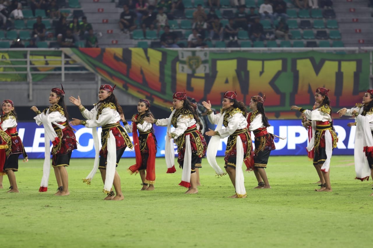 Tarian Tradisional dan Koreografi Bonek Warnai Pembukaan Super League 2025-2026 